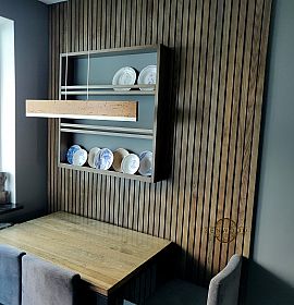 Настенный декор рейкой ясеня 20х40мм с порталом и полками - Киев | ZenWood