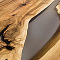 Горіховий стіл з напівпрозорою сірою тонированою смолою - Київ | ZenWood
