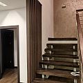 Зонирование вертикальным брусом и лестница - Киев | ZenWood