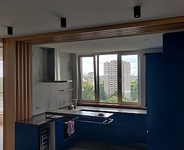 Декор стелі сучасної кухні масивним ясеновим брусом - Киев | ZenWood